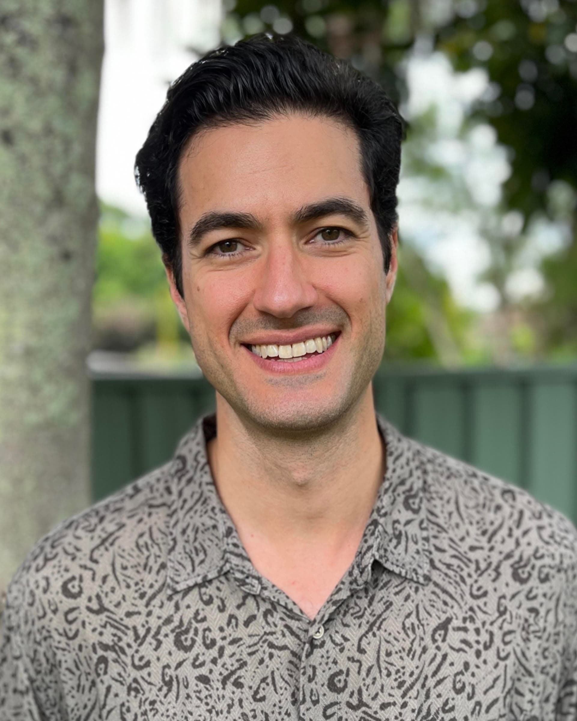 Headshot – A Levin (outside cropped)